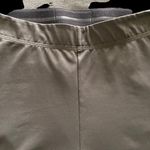 Gymshark Gray cropped leggings, great condition, size small Measurements: Waist: side to side 13 inches I seam: 17 1/2 inches Photo 4