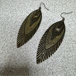 Metal multicolor glossy peacock feather dangle earrings Green Photo 2