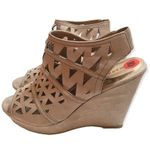 Madden Girl 🔃 Tan Suede Platform Wedge Sandals Photo 1