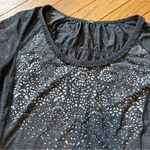 Lululemon  Run Wild Short Sleeve Tech Tee Womens 10 Black Gray Photo 5