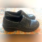 B.O.C. Born Black Gray Faux Leather Croc Reptile Closed Back Clogs Women's 10 Photo 3
