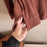 TOMMY JOHN‎ Zen Ribbed Crewneck Brown Photo 3