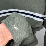 Hollister  Women's Green Long Sleeve Top Photo 1