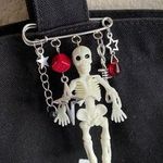 Handmade big skull goth grunge punk funky Halloween unisex pin/brooch/bag charm 🖤💀 Photo 1