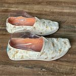 Toms Bee Kind Women’s Canvas Shoes Size 6.5 Photo 1