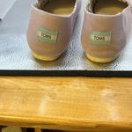 Tom slightly use lavender shoes. Size 6 medium. They’re very beautiful lavender‌ Photo 3