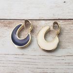 Vintage Avon Clip On Earrings Dual Color Cream & Navy Elongated Hoops Blue Photo 0