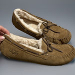 UGG Women's  ‎ DAKOTA Suede Moccasin Slippers Size 6 1107949 CHESTNUT Photo 0