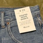 Madewell  Pleated Low-Slung Denim Shorts: Airy Edition
Billings Wash Size 25 Photo 5
