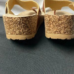 CL by Laundry CL LAUNDRY WOMENS SIZE 10 CARAMEL COLOR FAUX ALLIGATOR THONG STRAP HEEL Photo 9