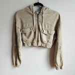 Urban Outfitters β
UO Yogi Fleece Cropped Zip-Up Hoodie Sweatshirt - Beige β
Photo 2