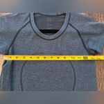 Lululemon Blue Short Sleeve Tight Athletic Top Women’s Size Unknown Photo 8