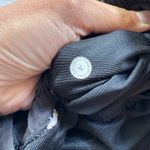 Lululemon Women's Hotty Hot Shorts Mid Rise size 4 Photo 3