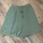 London Fog  Sage Green Women's Bermudas size S Photo 0