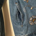 White Stag  Women’s Small (4/6) Floral Embroidered Jean Jacket Vintage 90s Denim Photo 3