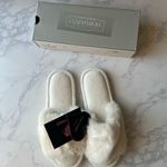 The Comfy CozyFurry Slippers Size M (7-8) White NEW IN BOX! Photo 2