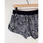 Lululemon Women Shorts Black Lululemon Hotty Hot Paisley Stretch Athletic Size 6 Photo 7