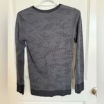 Lululemon  Swiftly Breathe Long Sleeve Size 4 Photo 4