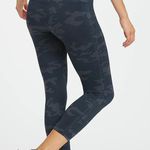 Spanx Black Camo Look at Me Now Seamless Cropped Leggings Size L Photo 6