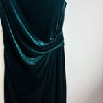 Jessica Howard : Elegant Emerald Green Velvet Dress Photo 8
