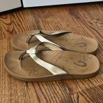 Olukai  copper leather flip flop size 7 Photo 2