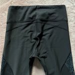 Athleta  Crocodile‎ Stealth Trucool Capri Black Gray Crop Legging Women’s Size L Photo 3