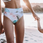 Infamous White Palm Bikini Bottoms size Medium‎ Photo 0