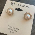 Versona Pearl Earrings Photo 5