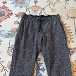 Lululemon  On The Fly Pant in Feathered Jacquard Black/ White Size 8 Ankle Crop Photo 1