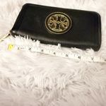 Tory Burch | Amanda Continental Zip-around wallet Black Pebbled Leather Gold Photo 9