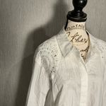 Design History  100% Cotton White Button-Up Blouse Knit Shoulder Size Large Photo 3