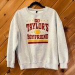 “Go Taylors Boyfriend” Taylor Swift Travis Kelce the Chiefs football crewneck Gold Size L Photo 0