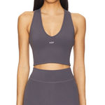 437  V workout top  Photo 0