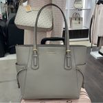 Michael Kors  VOYAGER EAST WEST TOTE PEARL GREY . Photo 13