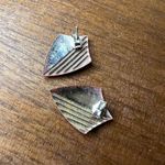 Boutique Vintage Womens Retro Shield Shape Stud Earrings 70s 80s Metal Red Black Photo 2