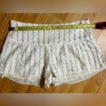 BCBG OFF WHITE LACE SHORTS women sz 4 Photo 3