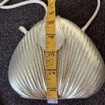 Source Unknown Gold Metallic Shell Clutch Mini Purse Snap Closure Crossbody Strap Black Inside Photo 3