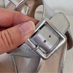 Louise et Cie  Silver Leather Peep Toe Wedge Heels Womens 8.5 Ankle Strap Sandals Photo 4
