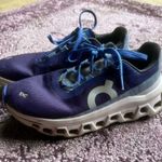 on cloud Running Shoes Photo 0