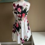 Vince Camuto Luxurious Gorgeous soft structured fit and flare roses dress size 6 Photo 4