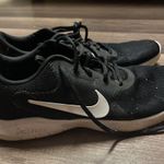 Nike black  tennis shoes Photo 0