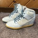 Nike Dunk Sky Hi Essential hidden wedge sneaker in gray and white Photo 3