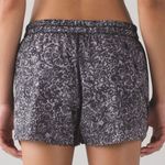 Lululemon  Hit It Short (3 1/2") in Mini Cinder Lace White Black / Black - Size 4 Photo 2