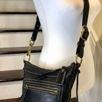 Coach Tumbled Black Leather Crossbody Shoulderbag Contrast Stitching Zipper Top Photo 2
