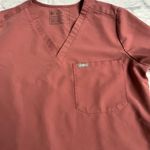 FIGS  scrub top one pocket Terra cotta dark mauve M Photo 1