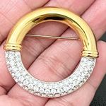 Swavorski Retired SWAROVSKI Swan Signed Clear Crystal Gold-tone Circle Wreath Brooch Photo 8