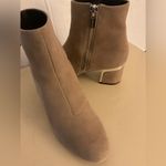 DKNY beige Suede crosbi heel Ankle Boots size 8 Photo 4