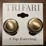 Trifari VINTAGE  Gold Toned Clip‎ On Earrings Photo 0
