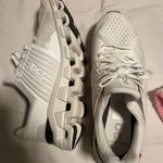 on cloud Running Shoes Photo 3