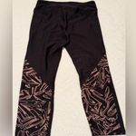 Under Armour Women’s capri leggings - black & rose gold - large. Thigh pockets. Photo 2